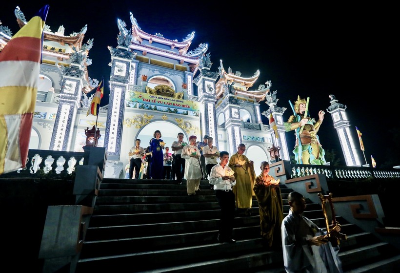 Tháng 7 Vu lan báo hiếu, là khi những bông hồng đỏ thắm nở trên áo của những người may mắn còn cha mẹ và những đóa hoa trắng sẽ lặng lẽ trước ngực những ai sớm mất cha thiếu mẹ.