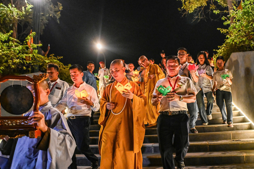 Với ý nghĩa đó, những ai còn cha, còn mẹ sẽ cài lên ngực áo một đóa hoa hồng đỏ thắm tự hào với niềm hạnh phúc vô biên vì còn cha còn mẹ là còn tất cả, còn những nghĩa tình cao quý, thân thương. Còn đóa hồng màu trắng như một nỗi buồn bất hạnh, sự thiếu vắng tình thương và niềm nhớ nhung da diết khi đã mất cả cha mẹ mùa Vu Lan.