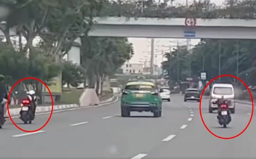 Hai nam thanh niên nằm trên yên xe, lái vào làn ô tô. Ảnh: VTC News