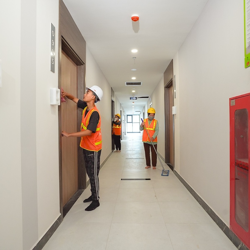 Đội ngũ công nhân đang vệ sinh, hoàn thiện những khâu cuối cùng trước khi bàn giao căn hộ cho cư dân