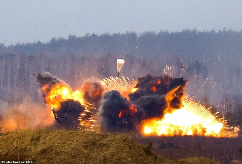 Quân đội Nga tiếp tục oanh tạc ở Donetsk. Ảnh: Tass