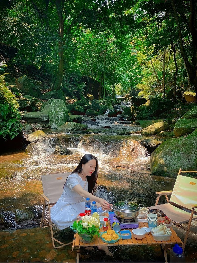 Mở tiệc ngay sát bờ suối