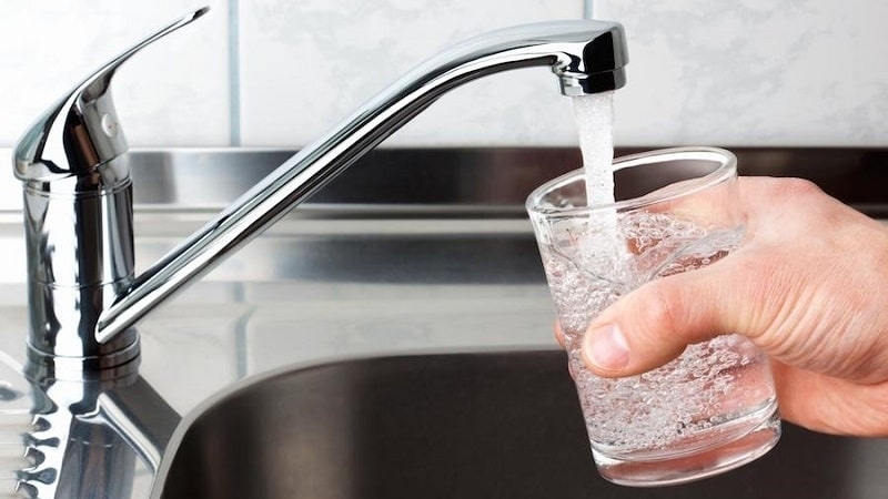 Nước được lọc từ máy lọc