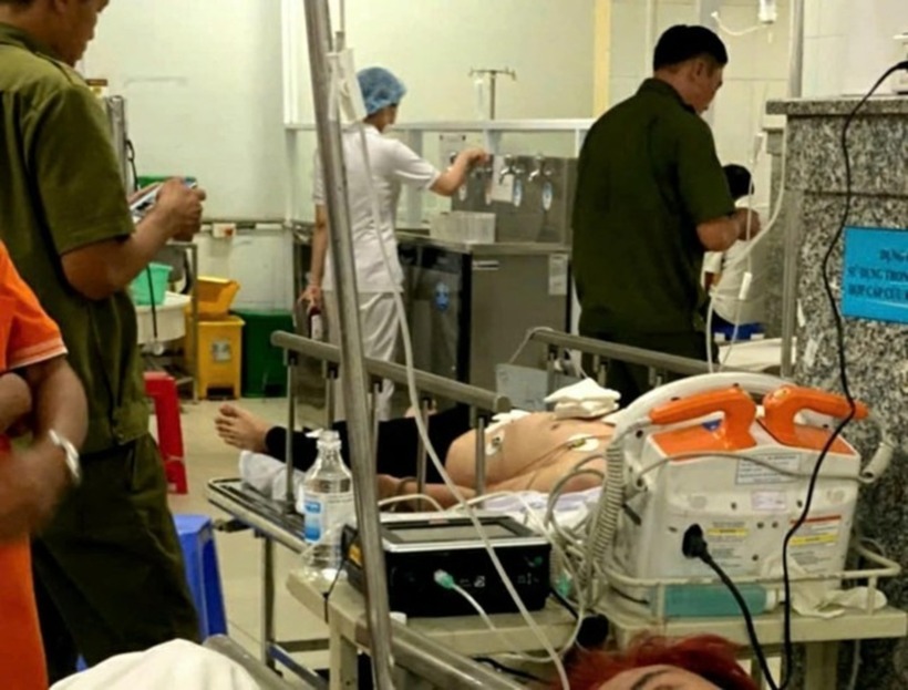 Nghi phạm đang được cấp cứu tại bệnh viện. Ảnh: Tiền Phong