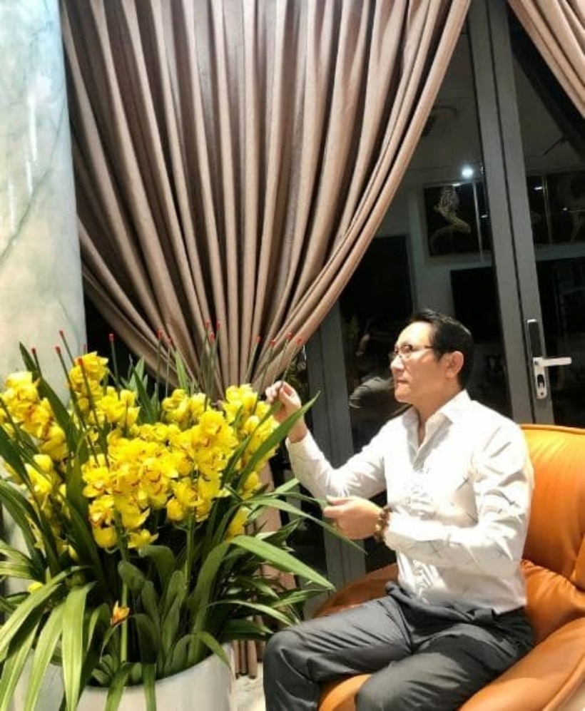 Căn nhà của NSƯT Hoàng Hải được thiết kế với không gian mở với cửa chính là cửa kính để tận dụng tối đa ánh sáng từ thiên nhiên.