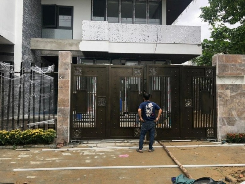 Cơ ngơi của “bố Chải” là một căn nhà 2 tầng khang trang nằm ngay mặt phố, bao quanh là lớp rào cách điệu. Cổng sắt to màu đen kết hợp với gam màu trung tính bên ngoài căn nhà khiến công trình này càng thêm hiện đại và sang trọng.