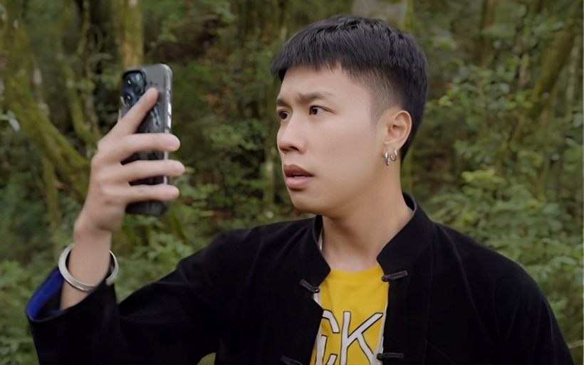 Sự giàu có của ông Chiểu có thể thấy rõ qua những tuyên bố nhà không có gì ngoài tiền của Chải như: “Nhà mình là nhà giàu nhất thì cũng phải có con dâu giỏi nhất chứ”, “Mày không biết là nhà tao trải đến tít tận cùng con suối kia à?”...