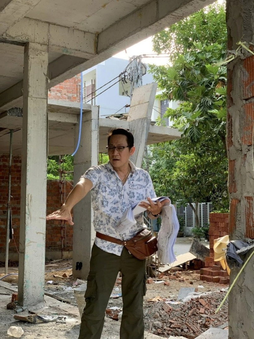 Tại thời điểm căn nhà mới xong phần thô, NSƯT Hoàng Hải nói đùa: “Làm sao để làm được cái nhà có không gian mở, thân thiện môi trường, giống như tấm lòng người nghệ sĩ ví dụ như cái ông Hoàng Hải nào đấy các cụ các mợ ạ. Khó phết đấy! Đau đầu tôi lắm. Ai lo hộ tôi nốt không?”.