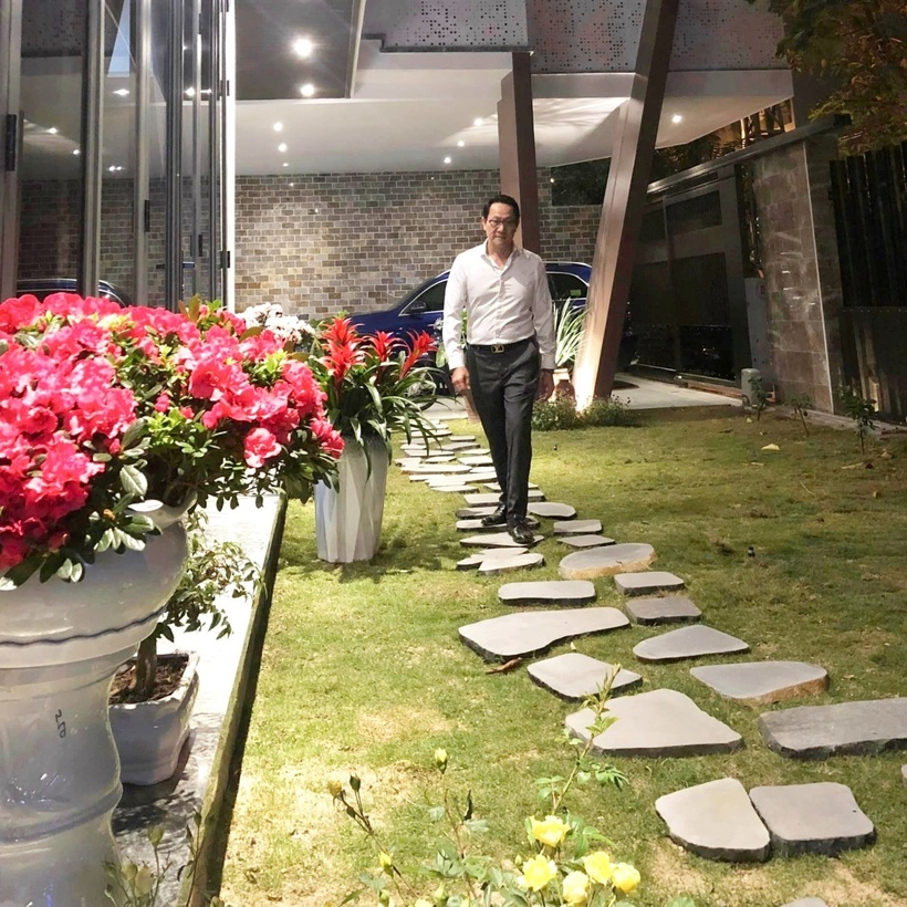 Bên trong biệt thự là khu vườn nhỏ xanh mướt, nội thất hiện đại với tông màu xám là chủ đạo. Chỉ ngắm qua vài góc cũng có thể đoán nơi này đáng giá hàng chục tỷ và rất tiện nghi.