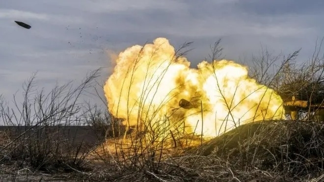 Nga dồn dập tấn công Ukraine trên 10 mặt trận. Ảnh: BBC