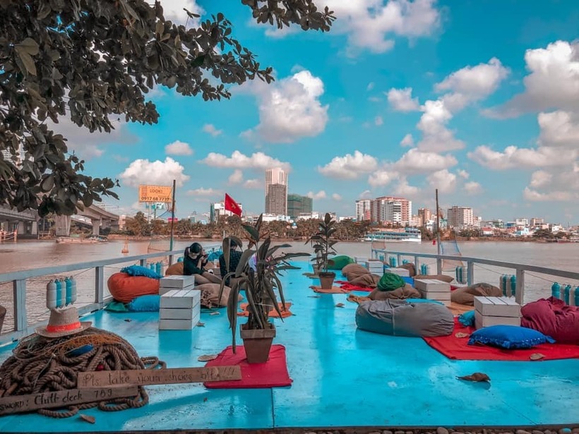 Cafe bờ sông Chill Deck là địa điểm được nhiều người yêu thích