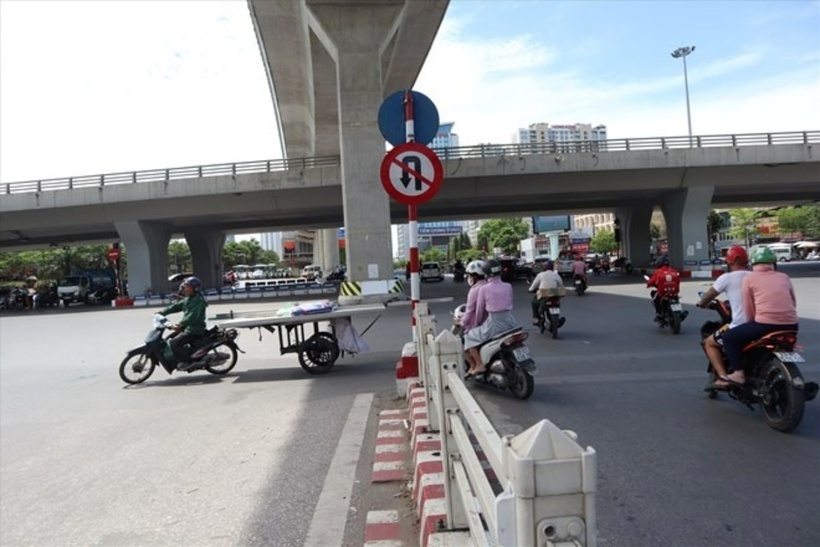 Xe máy quay đầu tại nơi có biển cấm quay đầu. Ảnh minh họa: Lao Động