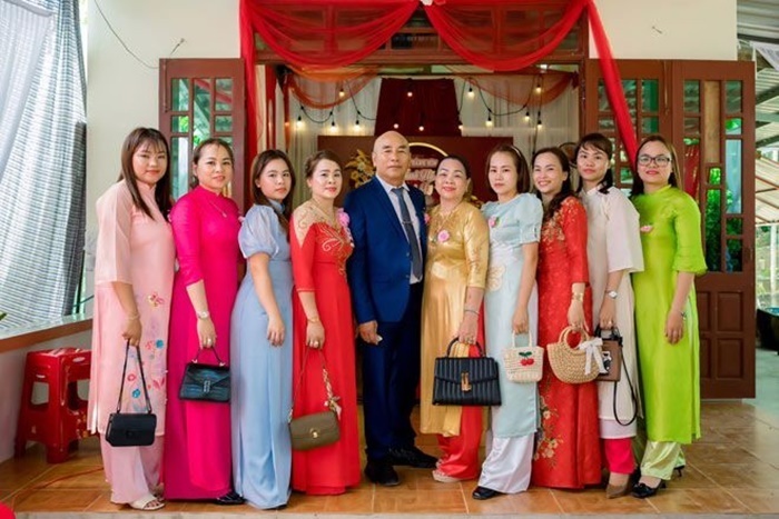 Cặp vợ chồng ở Quảng Nam có 8 con gái giỏi giang và hiếu thảo. Ảnh: Tạp trí Nông thông Việt.