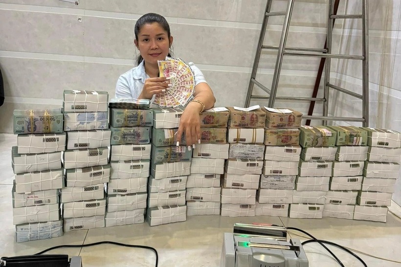 Chị Lan thường đăng tải hình ảnh vé số mà khách trúng thưởng lên mạng nên thường bị hiểu lầm bản thân là chủ nhân của những tờ vé số trúng thưởng. (Ảnh: Dân trí)