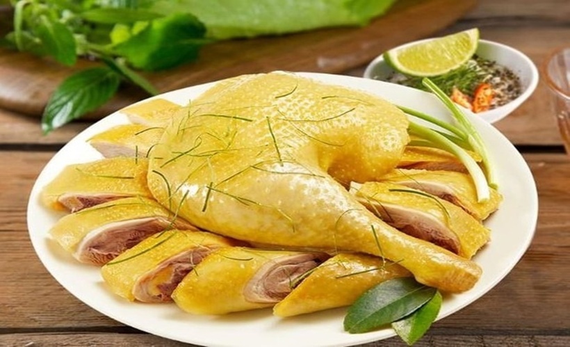 Cách bảo quản bảo quản thịt gà trong tủ lạnh mà thịt gà đã được luộc chín rồi thì trước tiên cần để thịt gà nguội hẳn rồi mới cho vào tủ lạnh.