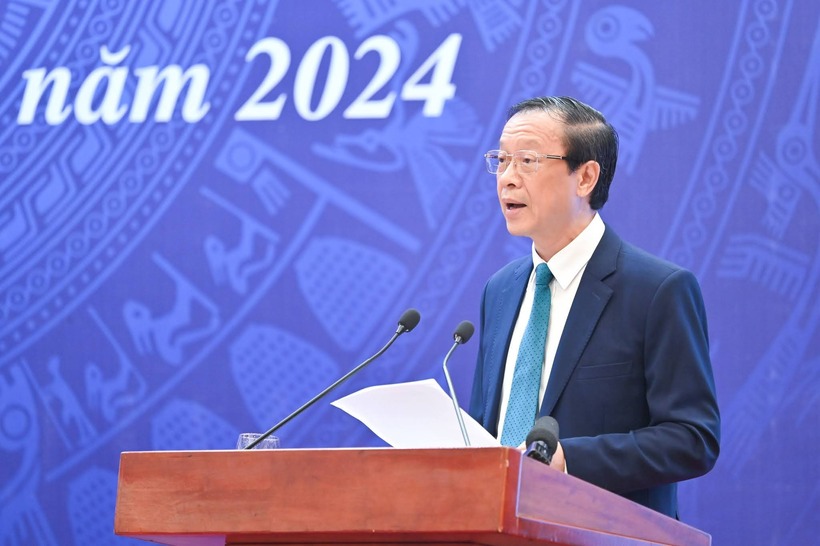 Thứ trưởng Bộ GD&ĐT Phạm Ngọc Thưởng báo cáo tổng kết năm học 2023-2024 tại hội nghị.
