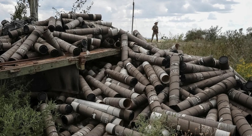 Một người lính Ukraine đứng gần những vỏ đạn đã qua sử dụng khi tuần tra một khu vực ở vùng Donetsk của Ukraine. Ảnh: Reuters