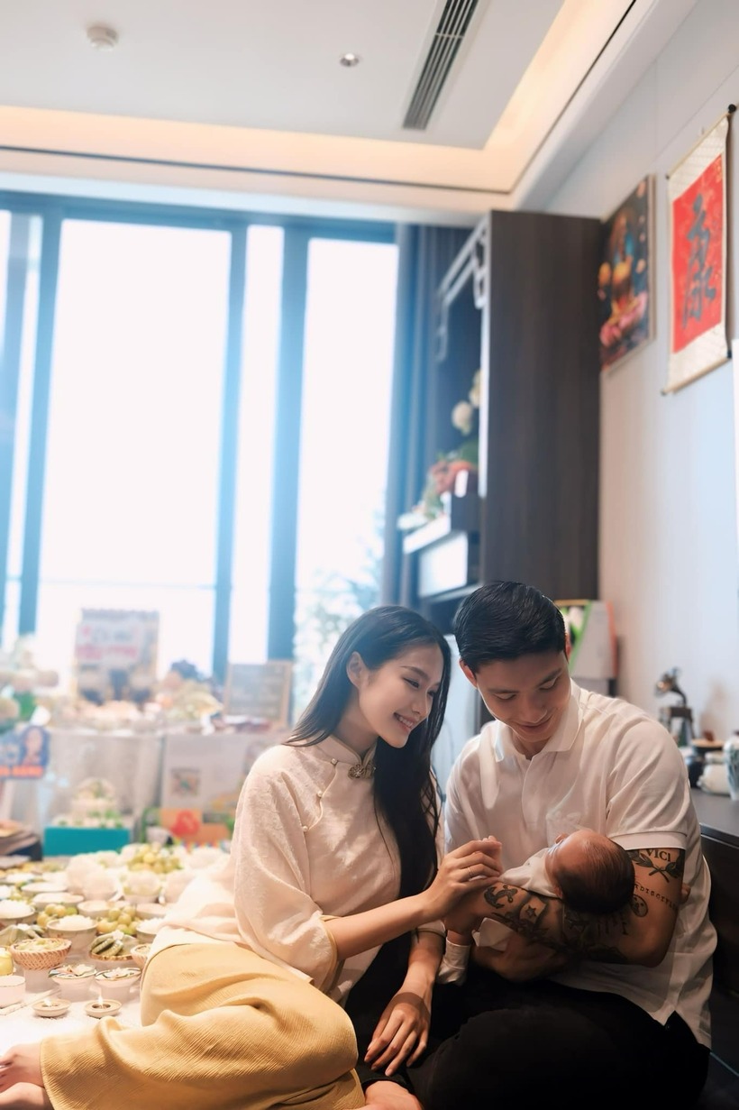 Gia đình hạnh phúc của Đoàn Văn Hậu. Ảnh: Thanh Niên
