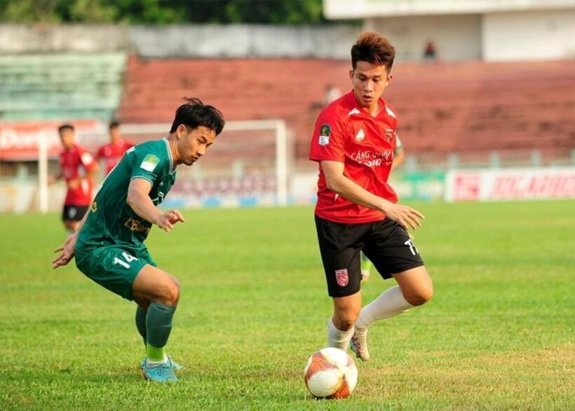 CLB Long An (áo đỏ) xin rút lui tại Giải hạng Nhất 2023-2024. Ảnh: VPF