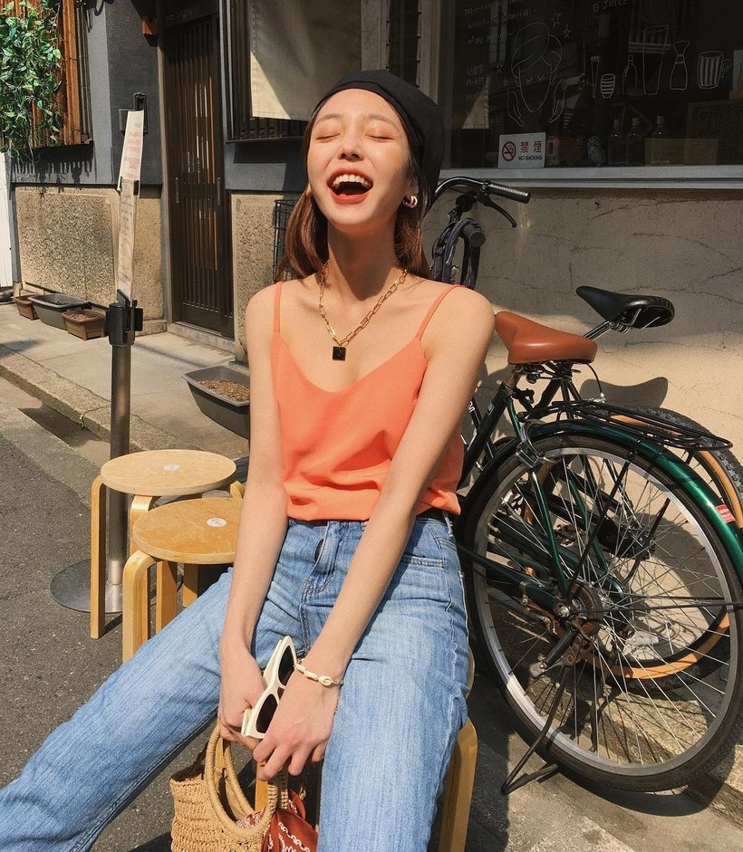 Bạn nên chọn loại áo lót không dây hoặc áo lót có dây trong suốt để tránh tình trạng lộ dây áo lót ra ngoài.