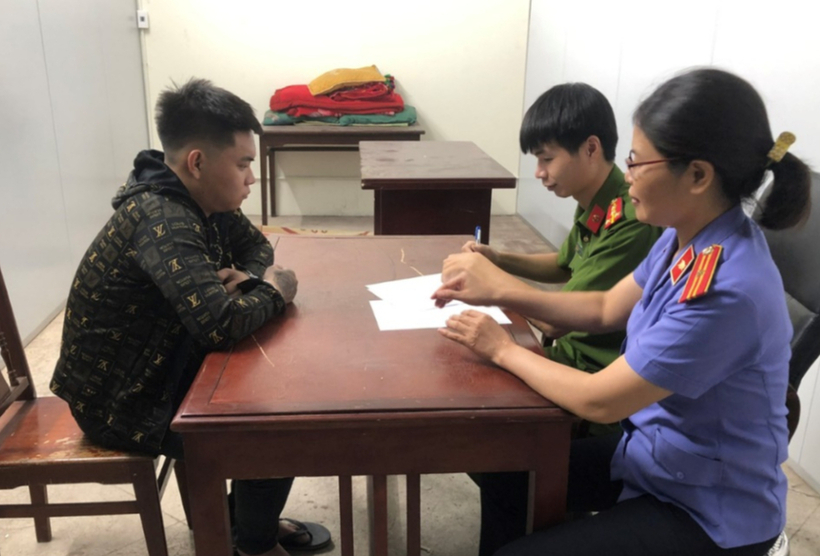 Kiểm sát viên tham gia lấy lời khai đối tượng Trần Công Minh. (Ảnh: BVPL)