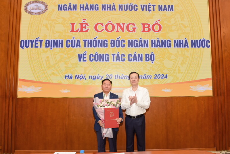 Phó Thống đốc NHNN Phạm Quang Dũng trao Quyết định giao ông Lại Hữu Phước - Phó Chánh TTGSNH phụ trách Cơ quan TTGSNH kể từ ngày 19/8. Ảnh: NHNN.