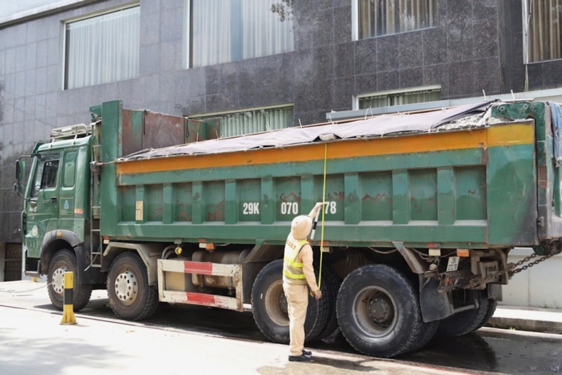 CSGT tăng cường xử lý nghiêm các hành vi vi phạm trong đó có vi phạm về chở quá khổ, quá tải