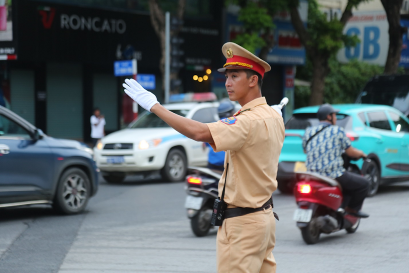 CSGT bố trí lực lượng phân luồng, hướng dân giao thông tại các nút giao trên địa bàn Thành phố