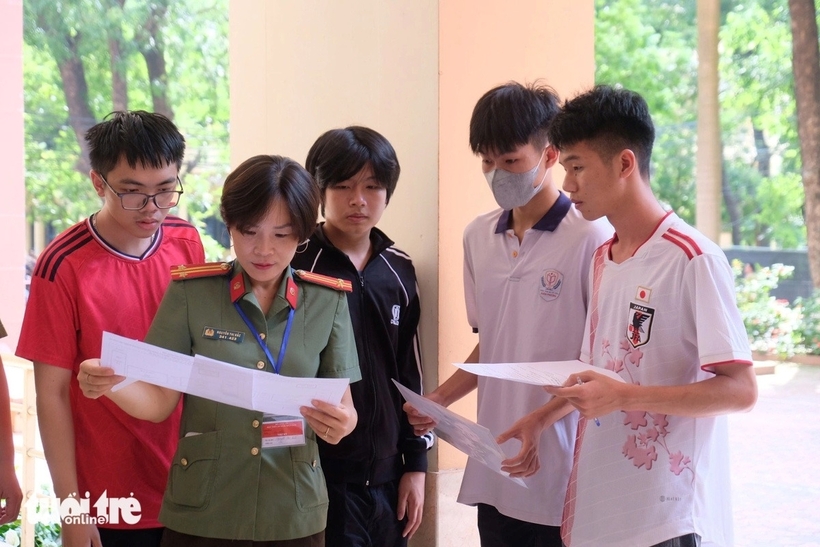 Thí sinh tham dự kỳ thi đánh giá của Bộ Công an năm 2024 ở điểm thi Học viên An ninh nhân dân. Ảnh: Tuổi Trẻ Online