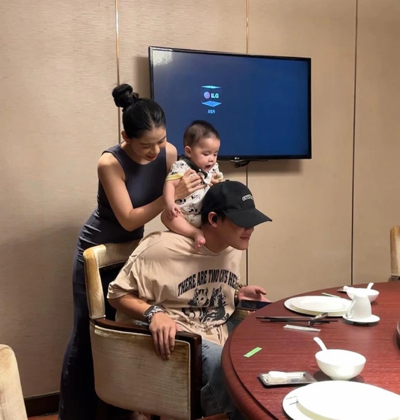 Hằng Du Mục đăng tải bài viết kèm ảnh bên các con.