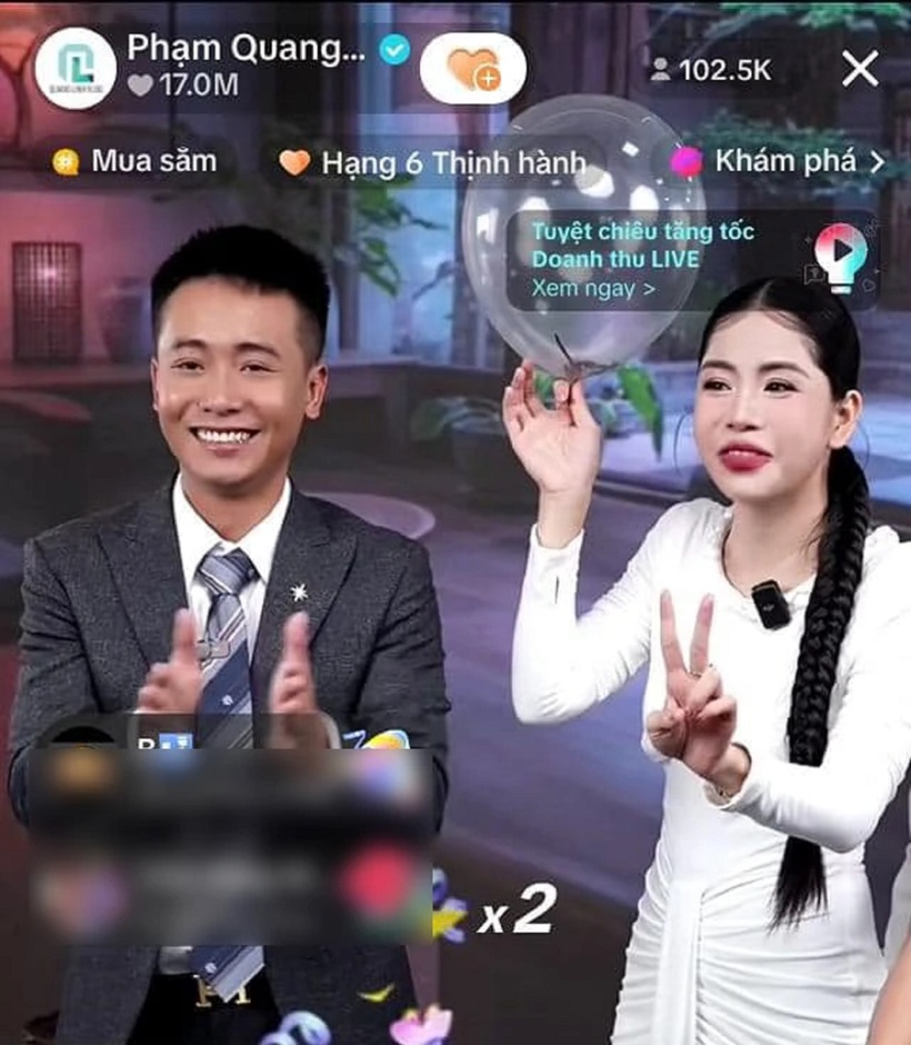 Hằng Du Mục livestream bán hàng cùng Quang Linh.