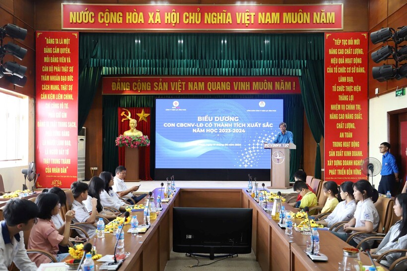 PC Vĩnh Phúc tổ chức khen thưởng con CBCNV đạt thành tích cao trong học tập năm học 2023-2024 - 1