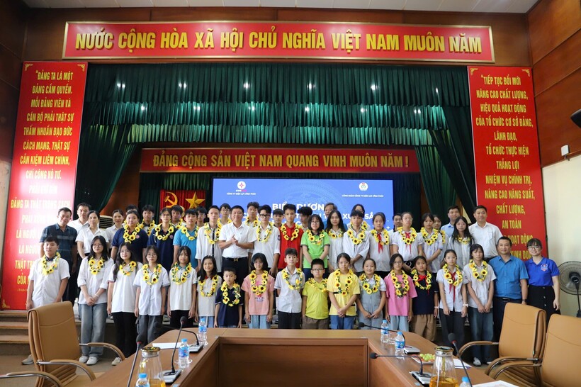 PC Vĩnh Phúc tổ chức khen thưởng con CBCNV đạt thành tích cao trong học tập năm học 2023-2024 - 2