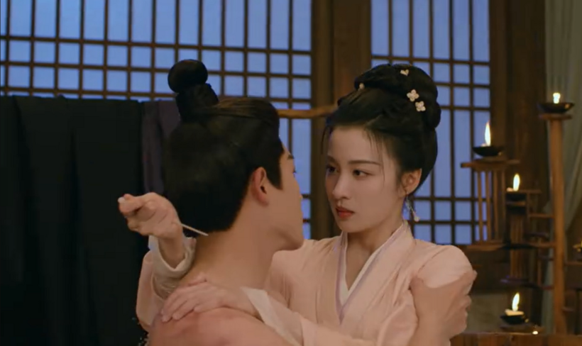 Liễu Miên Đường kề trâm cài tóc vào cổ Thôi Hành Chu.
