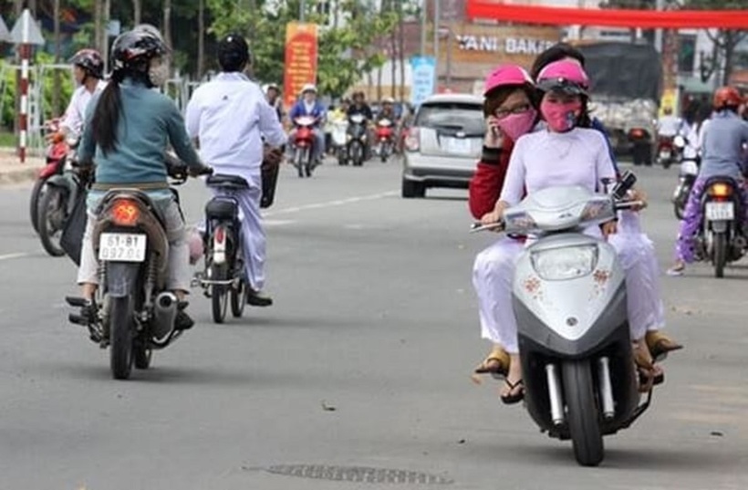 Người điều khiển xe máy bị phạt tiền từ 1.000.000 đồng đến 2.000.000 đồng đối với hành vi đi ngược chiều của đường một chiều, đi ngược chiều trên đường có biển “Cấm đi ngược chiều”. Ảnh minh họa