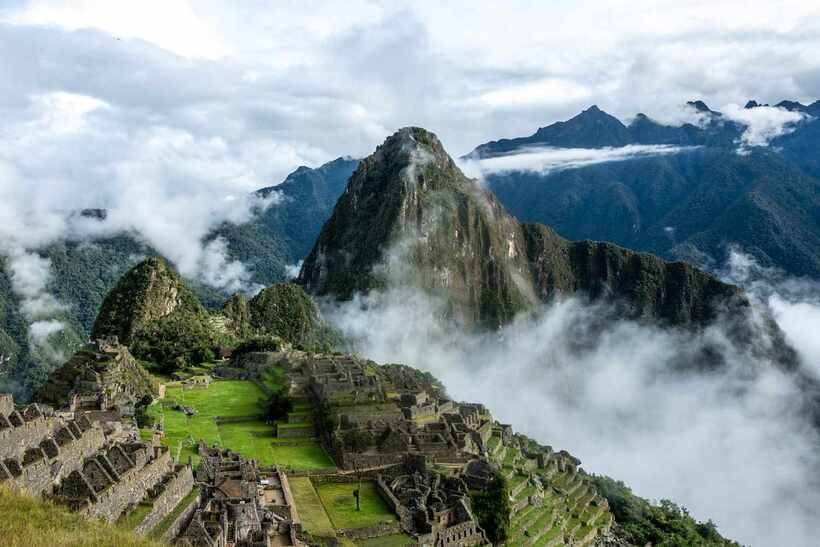 Khung cảnh thiên nhiên hùng vĩ bao quanh thành cổ Machu Picchu.