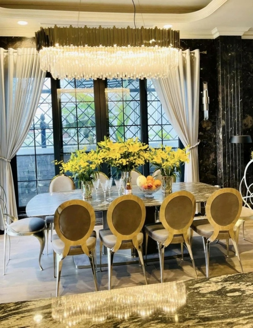 Lã Thanh Huyền yêu thích hoa, bởi vậy không chỉ ở ngoài vườn mà trong nhà cô cũng không lúc này thiếu hoa, theo báo Lao Động. Nữ diễn viên thường mua nhiều loại hoa khác nhau.