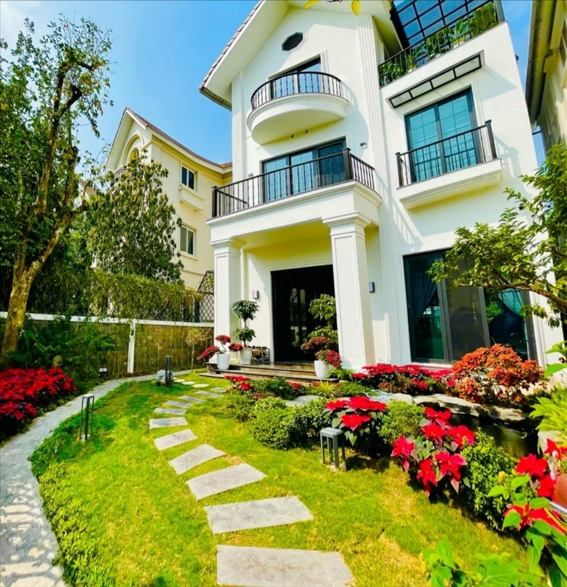 Thành công trong sự nghiệp đã giúp Lã Thanh Huyền trở thành đại gia đích thực với cuộc sống sang chảnh đáng mơ ước. Đặc biệt, không gian sống sang trọng của gia đình nữ diễn viên khiến bất kỳ ai ngắm nhìn cũng phải trầm trồ, ngưỡng mộ.