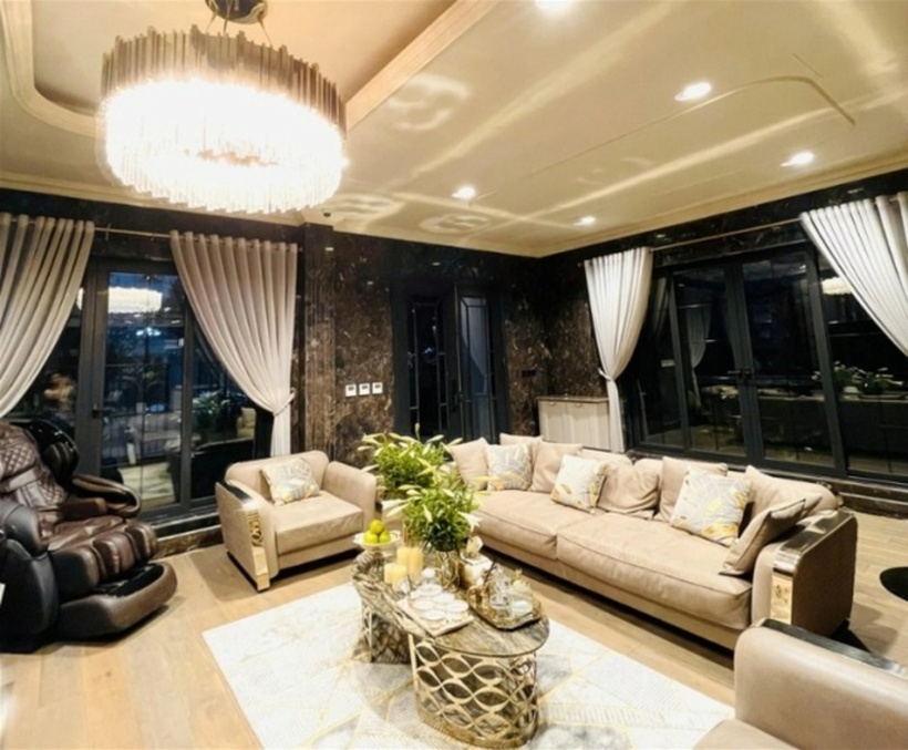 Theo nhiều nguồn tin, căn biệt thự của nữ diễn viên có trị giá lên đến 2 triệu USD (gần 50 tỷ đồng) và được gia chủ đầu tư thêm 10 tỷ đồng cho nội thất đắt đỏ.