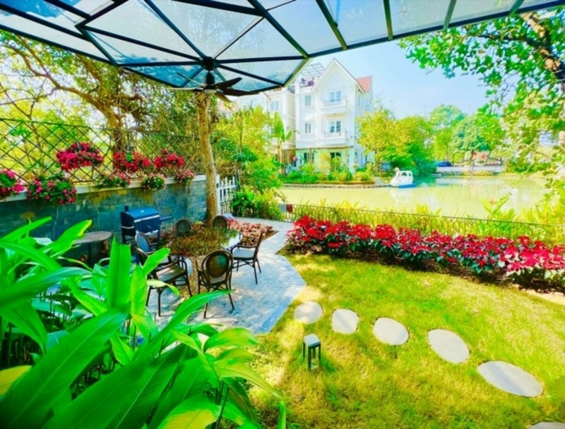 Không gian sống của gia đình Lã Thanh Huyền vô cùng gần gũi với thiên nhiên, khi trồng rất nhiều cây xanh, hoa thơm quanh năm. Nữ diễn viên rất biết cách ''lột xác'' cho khu vườn của bản thân khi thường xuyên thay đổi các loại hoa chủ đạo để không gian trở nên lạ mắt và mới mẻ hơn.