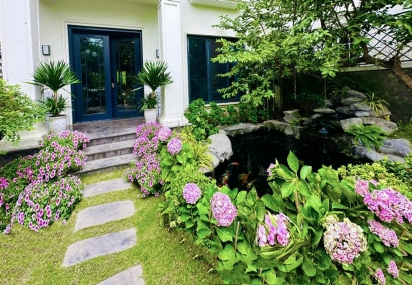Từ những hình ảnh được Lã Thanh Huyền chia sẻ trên mạng xã hội cá nhân, không khó để nhận ra, khu vực được cô dành nhiều tâm huyết chăm sóc nhất chính là sân vườn phía trước nhà.