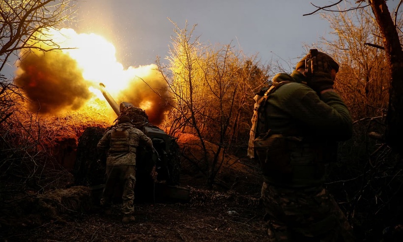 Quân đội Ukraine bắn pháo D-30 về phía lực lượng Nga tại một vị trí ở tiền tuyến tại miền nam Ukraine. Ảnh: Reuters