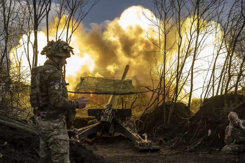 Binh lính Ukraine nổ súng vào các vị trí của Nga ở khu vực Donetsk. Ảnh: Getty