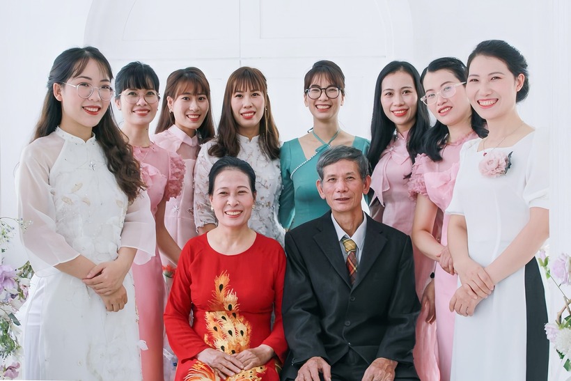 Vợ chồng ông Thành bà Năm và 8 người con gái. Ảnh: Vietnamnet.