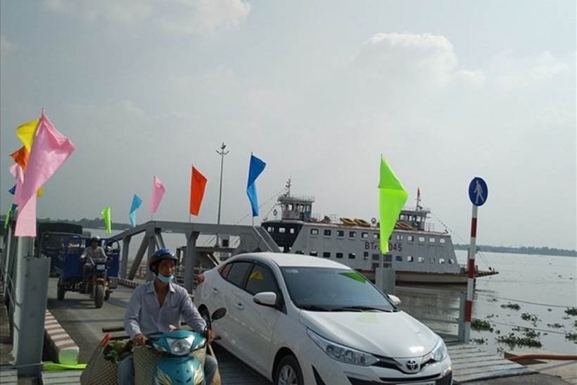 Khi tham gia giao thông qua phà hoặc cầu phao, việc tuân thủ thứ tự ưu tiên là rất quan trọng để đảm bảo an toàn và trật tự. Ảnh minh họa