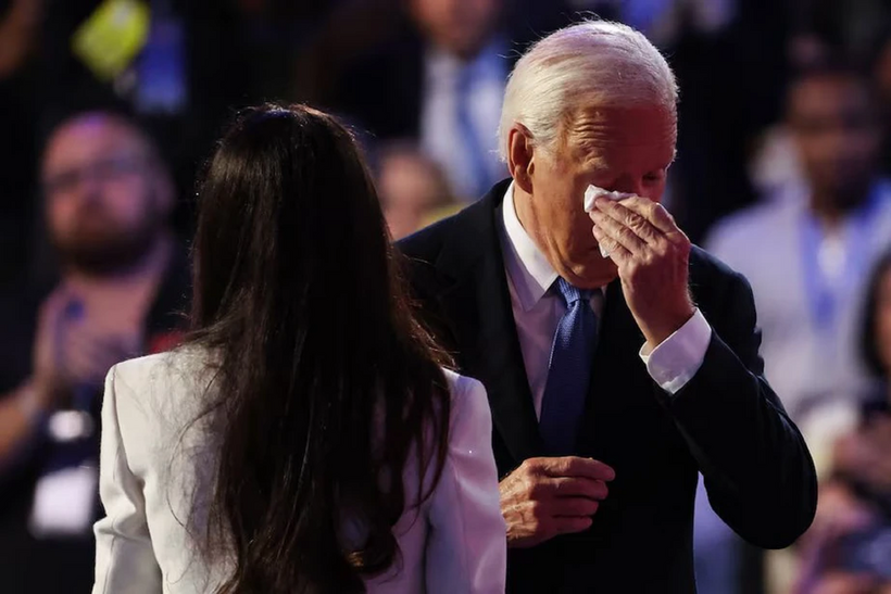 Tổng thống Mỹ Joe Biden xúc động khi được giới thiệu phát biểu tại Đại hội Toàn quốc đảng Dân chủ. Ảnh: Reuters