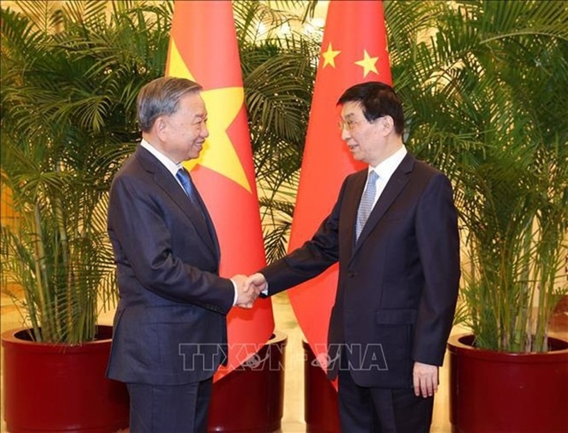 Tổng Bí thư, Chủ tịch nước Tô Lâm và Chủ tịch Chính hiệp toàn quốc Trung Quốc Vương Hộ Ninh. Ảnh TTXVN/Vietnamplus