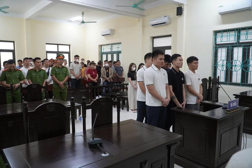 5 bị cáo tại phiên tòa diễn ra chiều ngày 20/8. Ảnh: Giao thông