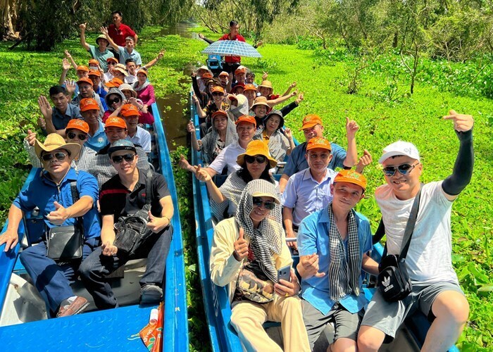 Khách du lịch tới tham quan Rừng U Minh