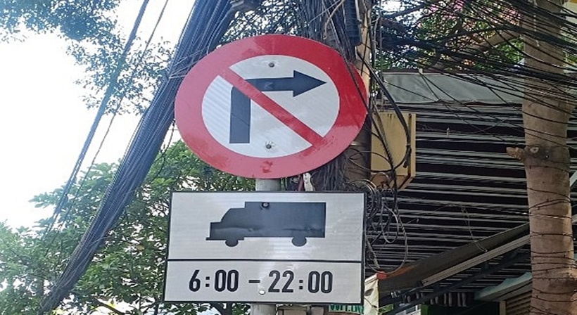 Biển "cấm rẽ phải" (ký hiệu P.123b), có hiệu lực cấm các loại xe (cơ giới và thô sơ) rẽ sang phía phải trừ các xe được ưu tiên theo quy định. Biển không có giá trị cấm quay đầu xe.